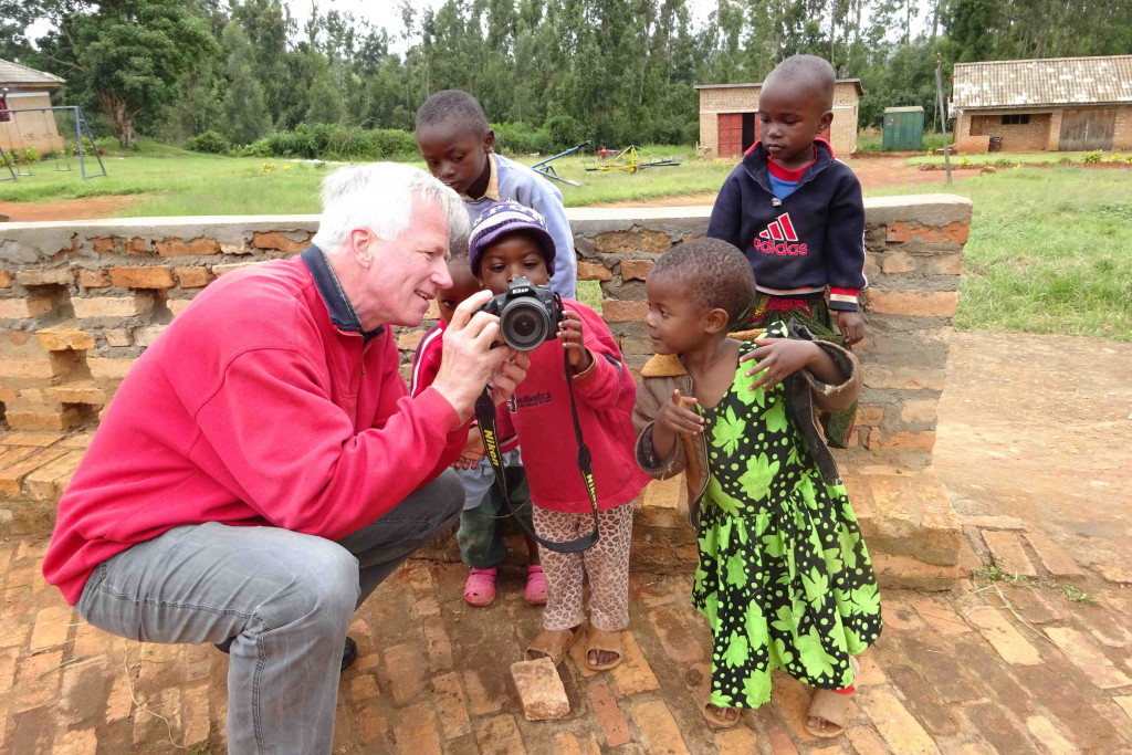 01-hans-peter-kosmider-mit-kindern-in-kilolo-mai-2015