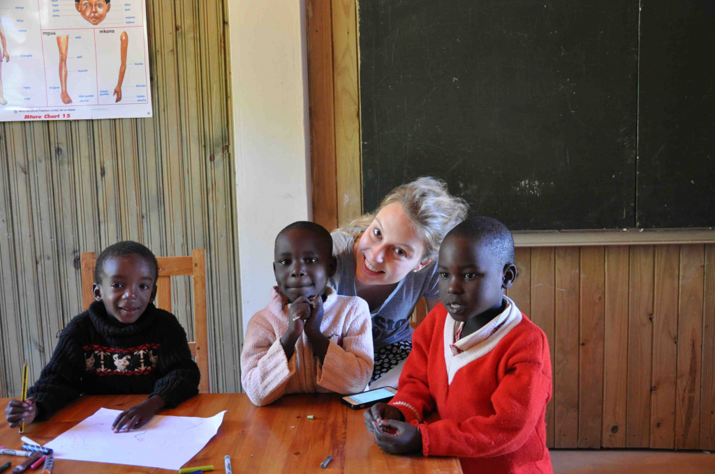 02-inga-feldmann-mit-kindern-in-kitwiru-mai-2015