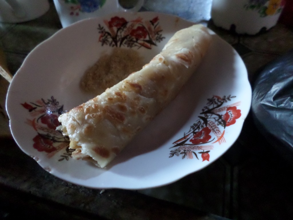 Und hier noch mein Lieblingsfrühstück, eine Banane eingerollt in Chapati. Chapati sind ähnlich wie Pfannkuchen, nur mit mehr Öl gemacht. 