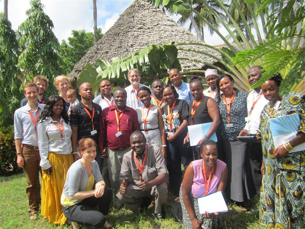 Gruppenbild_Partnerdialog_Bagamoyo_2014__Mittel_