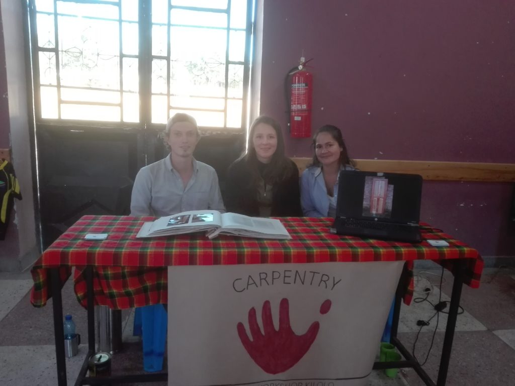 Die deutschen Schreinerfreiwilligen Paul und Christina, unterstützt von Eva, der Freiwilligen an der Cagliero Girls Secondary School
