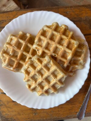 Teller mit drei Waffeln